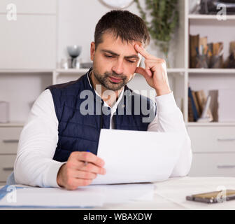 Purtroppo il giovane uomo che lottano per pagare le bollette delle utenze e affitto di casa Foto Stock