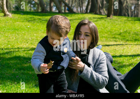 La madre e il bambino foto in primavera Foto Stock