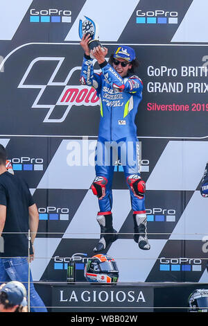 Silverstone, UK. Il 25 giugno, 2019. Il pilota della MotoGP Alex Rins (Team SUZUKI ECSTAR) celebra dopo vince il 2019 GoPro British Grand Prix (MotoGP) sul circuito di Silverstone, Towcester, in Inghilterra il 25 agosto 2019. Foto di David Horn Credit: prime immagini multimediali/Alamy Live News Foto Stock