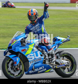 Silverstone, UK. Il 25 giugno, 2019. Il pilota della MotoGP Alex Rins (Team SUZUKI ECSTAR) celebra dopo vince il 2019 GoPro British Grand Prix (MotoGP) sul circuito di Silverstone, Towcester, in Inghilterra il 25 agosto 2019. Foto di David Horn Credit: prime immagini multimediali/Alamy Live News Foto Stock