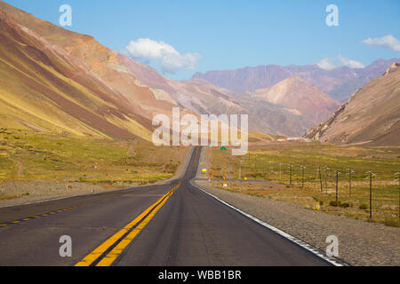 Vista della strada attraverso mountain pass (Paso Los Libertadores) sul confine di Argentina e Cile. Sud America Foto Stock