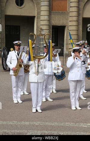 Stoccolma - 1 giugno: Royal Navy svedese Cadet Band esegue il 1 giugno 2010 a Stoccolma, Svezia. Le prestazioni durante il famoso Cambio della guardia raccogliere Foto Stock