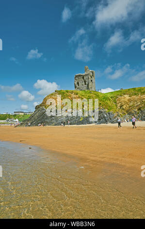 Ballybunion, nella contea di Kerry, Eire e la spiaggia di sabbia è dominato dai resti del castello di Ballybunion Foto Stock
