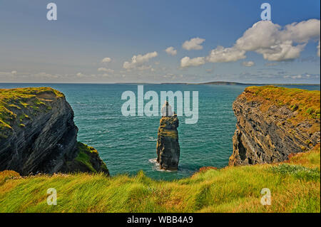 Stack di mare a Bromore Cliffs, nella contea di Kerry, Repubblica di Irlanda sono il risultato di secoli di erosione costiera dall'Oceano Atlantico. Foto Stock