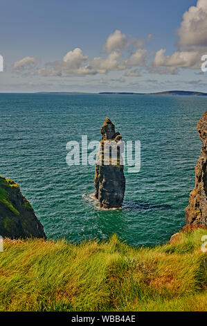 Stack di mare a Bromore Cliffs, nella contea di Kerry, Repubblica di Irlanda sono il risultato di secoli di erosione costiera dall'Oceano Atlantico. Foto Stock