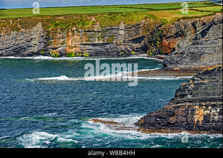 Scogliere Bromore, nella contea di Kerry, Repubblica di Irlanda formano parte della Wild Atlantic modo, un itinerario turistico che segue la costa occidentale dell'Irlanda. Foto Stock