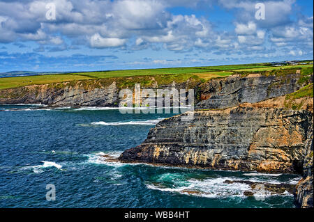 Scogliere Bromore, nella contea di Kerry, Repubblica di Irlanda formano parte della Wild Atlantic modo, un itinerario turistico che segue la costa occidentale dell'Irlanda. Foto Stock