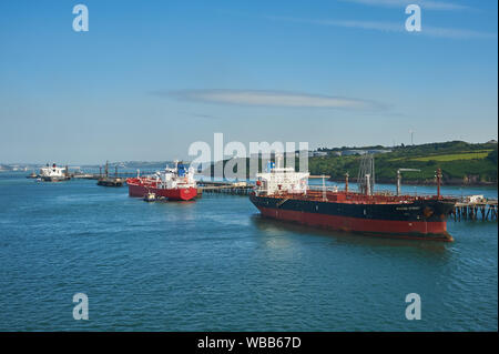 Olio e di petro-chimichiere ormeggiato a galleggianti che serve Milford Haven raffinerie nel Galles del Sud. Foto Stock