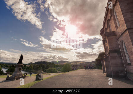 La scultura per la Flora Macdonald. Inverness Castle (casa della Sheriff Court). Costruito nel 1836 dall'architetto William Burn. Inverness. Highlands. Scozia Foto Stock