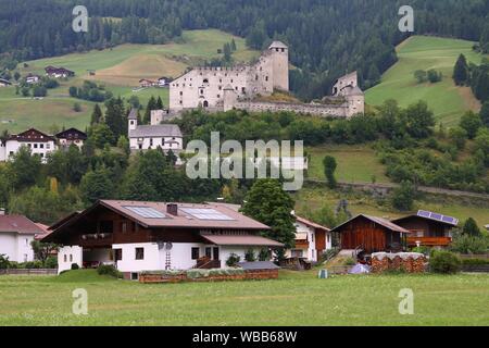 Tirolo, Austria. Il castello di Heinfels in Val Pusteria. Foto Stock