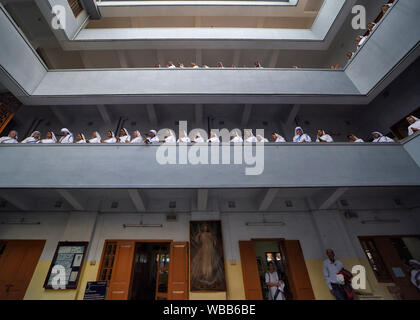 Kolkata, India. 26 Ago, 2019. Le monache cristiani offrono le loro preghiere dal balcone dei missionari della carità comunemente noto come casa madre alla vigilia di Madre Teresa il centodecimo compleanno.Madre Teresa di Calcutta, conosciuta nella Chiesa cattolica come Santa Teresa di Calcutta, ha dedicato la sua vita alla cura dei malati e dei poveri vive in tutto il mondo e ha canonizzato dalla Chiesa cattolica romana come Santa Teresa. Credito: SOPA Immagini limitata/Alamy Live News Foto Stock