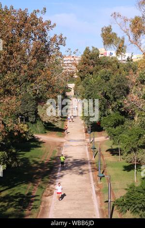 VALENCIA, Spagna - 10 ottobre: persone jog in Giardini Turia il 10 ottobre 2010 a Valencia, in Spagna. Valencia è la terza area urbana più grande in Spagna con mor Foto Stock