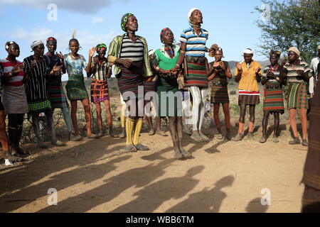 Ballerini di Hamer ad una cerimonia a South Omo, in Etiopia Foto Stock