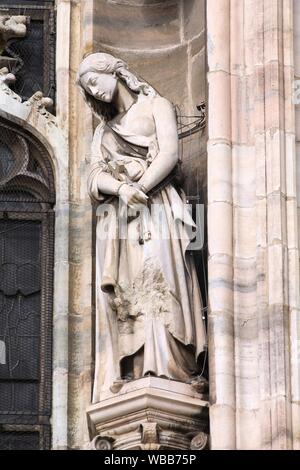 Milano Duomo scultura. Una delle statue del Duomo di Milano (Italia). Foto Stock