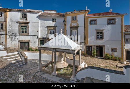 Fonte da villa del XVI secolo in marmo acqua minerale fontana, quartiere ebraico, nella città di Castelo de Vide, distretto di Portalegre, Alto Alentejo, Portogallo Foto Stock