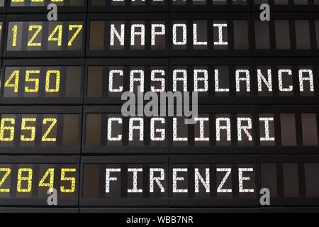 Pianificazione di partenza in un aeroporto in Italia. Voli per Napoli, Casablanca, Cagliari e Firenze. Le compagnie aeree non simboli visibili. Foto Stock