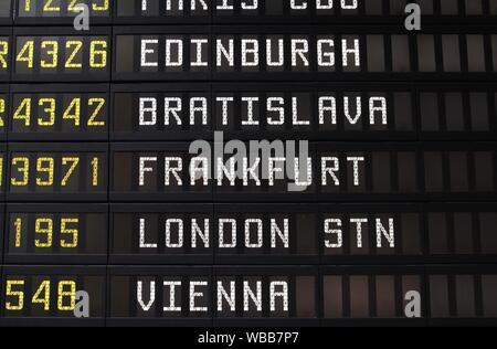 Pianificazione di partenza in un aeroporto in Italia. Voli per Edimburgo, Bratislava, Francoforte, Londra e Vienna. Le compagnie aeree non simboli visibili. Foto Stock