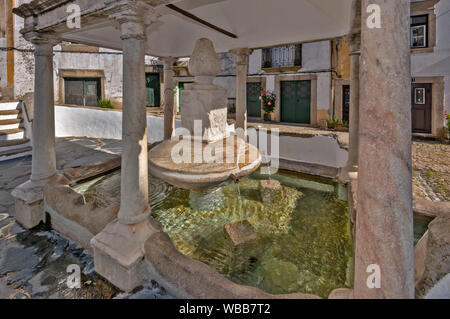 Fonte da villa del XVI secolo in marmo acqua minerale fontana, quartiere ebraico, nella città di Castelo de Vide, distretto di Portalegre, Alto Alentejo, Portogallo Foto Stock