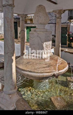 Fonte da villa del XVI secolo in marmo acqua minerale fontana, quartiere ebraico, nella città di Castelo de Vide, distretto di Portalegre, Alto Alentejo, Portogallo Foto Stock