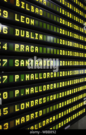 Pianificazione di partenza in un aeroporto in Spagna. Voli per Bilbao, Leon, Dublino, Praga, Santander, Mallorca, Londra e Madrid. Foto Stock