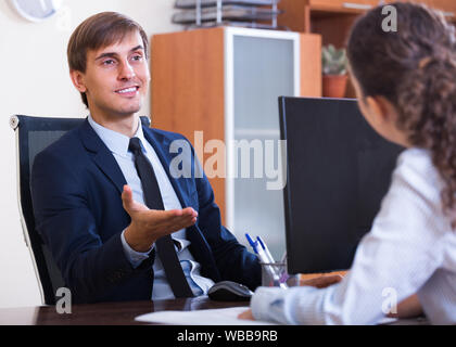 Potenziale dipendente avente il colloquio di lavoro con manager di successo Foto Stock