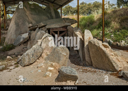 Anta Grande de Zambujeiro, Zambujeiro Dolmen, camera di sepoltura, funerali monumento megalitico costruito 6000 anni fa, vicino a Evora, Alentejo Central, Portogallo Foto Stock