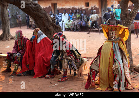 Il cerimoniale Egungun voodoo mask dance in Benin, Africa Foto Stock