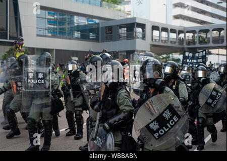 Hong Kong, Cina. 24 Ago, 2019. Sommossa degli ufficiali di polizia pattuglia le strade seguenti intensi scontri di Kwun Tong.dimostrazioni di massa continua per un altro fine settimana di Hong Kong che ha avuto inizio nel giugno 2019 oltre un ora sospesa di legge in materia di estradizione in Cina. Credito: SOPA Immagini limitata/Alamy Live News Foto Stock