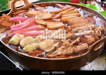 In Giappone la cucina - oden cibo in brodo di soia. Giapponese tipico piatto invernale con tofu, gnocchi e daikon. Foto Stock