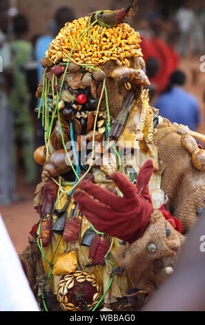 Il cerimoniale Egungun voodoo mask dance in Benin, Africa Foto Stock