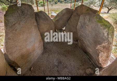 Anta Grande de Zambujeiro, Zambujeiro Dolmen, camera di sepoltura, funerali monumento megalitico costruito 6000 anni fa, vicino a Evora, Alentejo Central, Portogallo Foto Stock