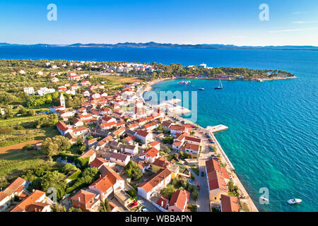 Petrcane destinazione turistica costa vista aerea, Dalmazia regione della Croazia Foto Stock