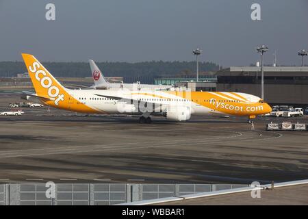 TOKYO, Giappone - 5 dicembre 2016: Scoot Boeing 787 Dreamliner è parcheggiato all'Aeroporto Narita di Tokyo. L'aeroporto è il secondo aeroporto più trafficato del Giappone (af Foto Stock