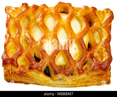 Immagine di una gustosa pasticceria torte di sfoglia con formaggio di capra, nessuno. Isolato su sfondo bianco Foto Stock