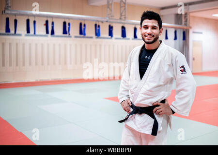 Hannover, Germania. 20 agosto 2019. Tariffe Badawi, rifugiati dalla Siria e di arti marziali, sorge dopo la formazione del judo in una sala presso la base olimpica Bassa Sassonia. Lo sportivo di Braunschweig Judo Club inizia per la federazione internazionale, che per la prima volta invia un team di rifugiati a Tokyo per i Campionati del mondo. La Coppa del Mondo è considerata come una prova di concorrenza per i Giochi Olimpici. Credito: Hauke-Christian Dittrich/dpa/Alamy Live News Foto Stock