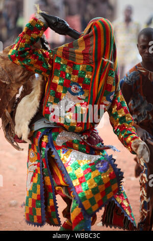 Il cerimoniale Egungun voodoo mask dance in Benin, Africa Foto Stock