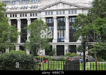 LONDON, Regno Unito - 9 Luglio 2016: le persone godono di estate in Bloomsbury Square Garden di Londra. L'edificio in background è il musei, biblioteche e archivi Foto Stock