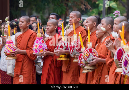 I monaci e i sacrifici fatti da centinaia di fiori assemblato al Wat Bo tempio durante Meak Bochea giorno, a Siem Reap, Cambogia Foto Stock