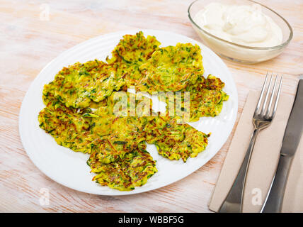 Colazione vegetariana, le zucchine fritte polpette con salsa di yogurt Foto Stock