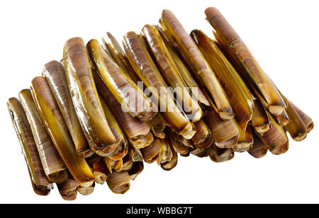 Antipasti a base di pesce. Crudo fresco di molluschi razorshell (ensis) in gusci. Isolato su sfondo bianco Foto Stock