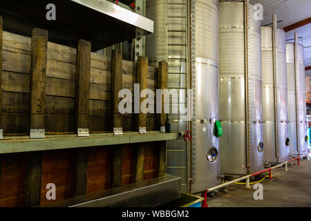 Camera con apple premere e fermentazione in contenitori in tradizionali Sidreria asturiana Foto Stock