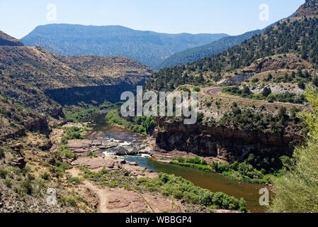 Affacciato sul fiume sale Canyon tra il globo e mostrano un basso, Arizona Foto Stock