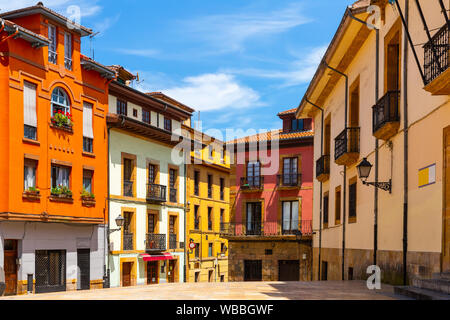 Architettura tradizionale di Oviedo vecchie strade. Vista di case colorate sulla stretta strada pedonale in città asturiana, Spagna Foto Stock