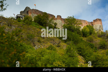 Immagine del castello di Dracula sulla montagna in Romania. Foto Stock