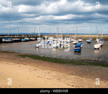 Porto Fisherrow a bassa marea, Musselburgh, East Lothian, Scozia, Regno Unito. Foto Stock