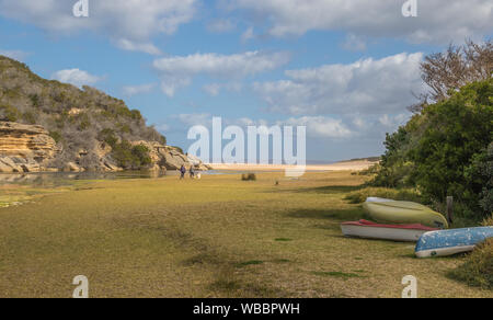 Mossel Bay, Sud Africa - i residenti non identificato a piedi i loro cani presso l'isola alla foce del grande fiume Brak immagine in formato orizzontale Foto Stock