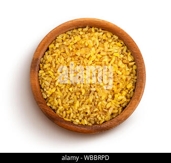 Bulgur di grano isolato su sfondo bianco con tracciato di ritaglio Foto Stock