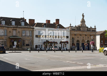 Devizes, Wiltshire, Inghilterra, Regno Unito. Agosto 2019. The Bear Hotel e Corn Exchange sulla piazza del mercato di questo vecchio mercato inglese town Foto Stock