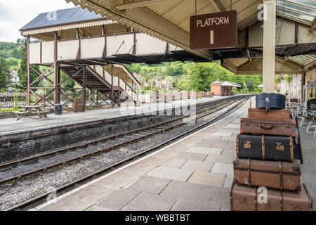 Llangollen, Denbeighshire, Galles - 22 maggio 2019. Trunk bagagli aspettare sulla piattaforma di Llangollen ferrovie, una ferrovia del patrimonio gestito da volontari in Foto Stock