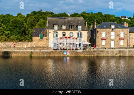 Dinan, Francia - Luglio 23, 2018: vista di un tipico ristorante del porto della città sul fiume Rance al tramonto, francese Brittany Foto Stock